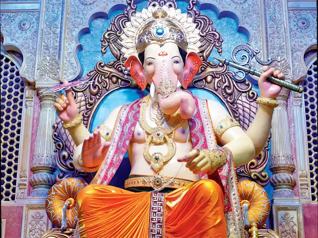 Guided Visit through Festive Markets and Ganesh Pandals
